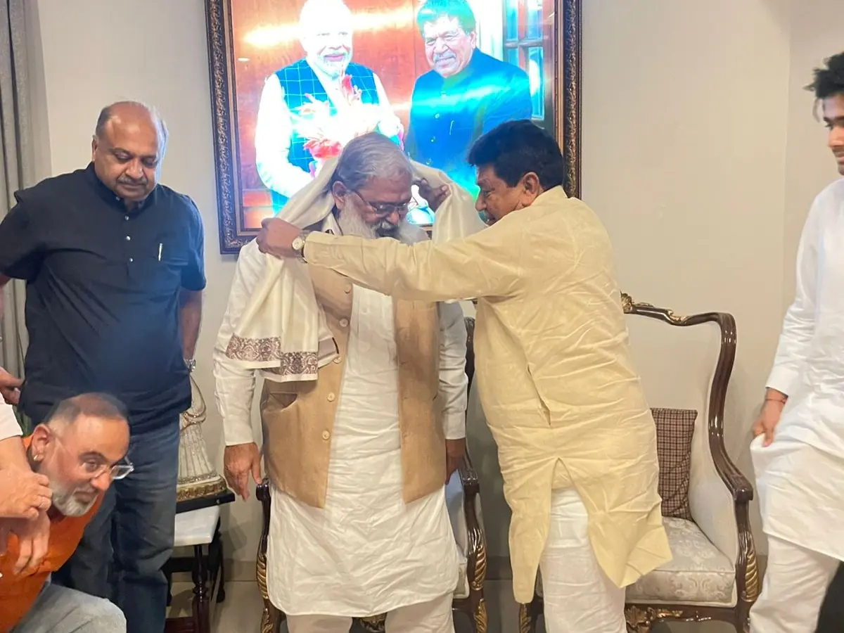 Anil Vij Blesses Councillor Parth Gupta on His Ward 6 Win in Panchkula — photo 2