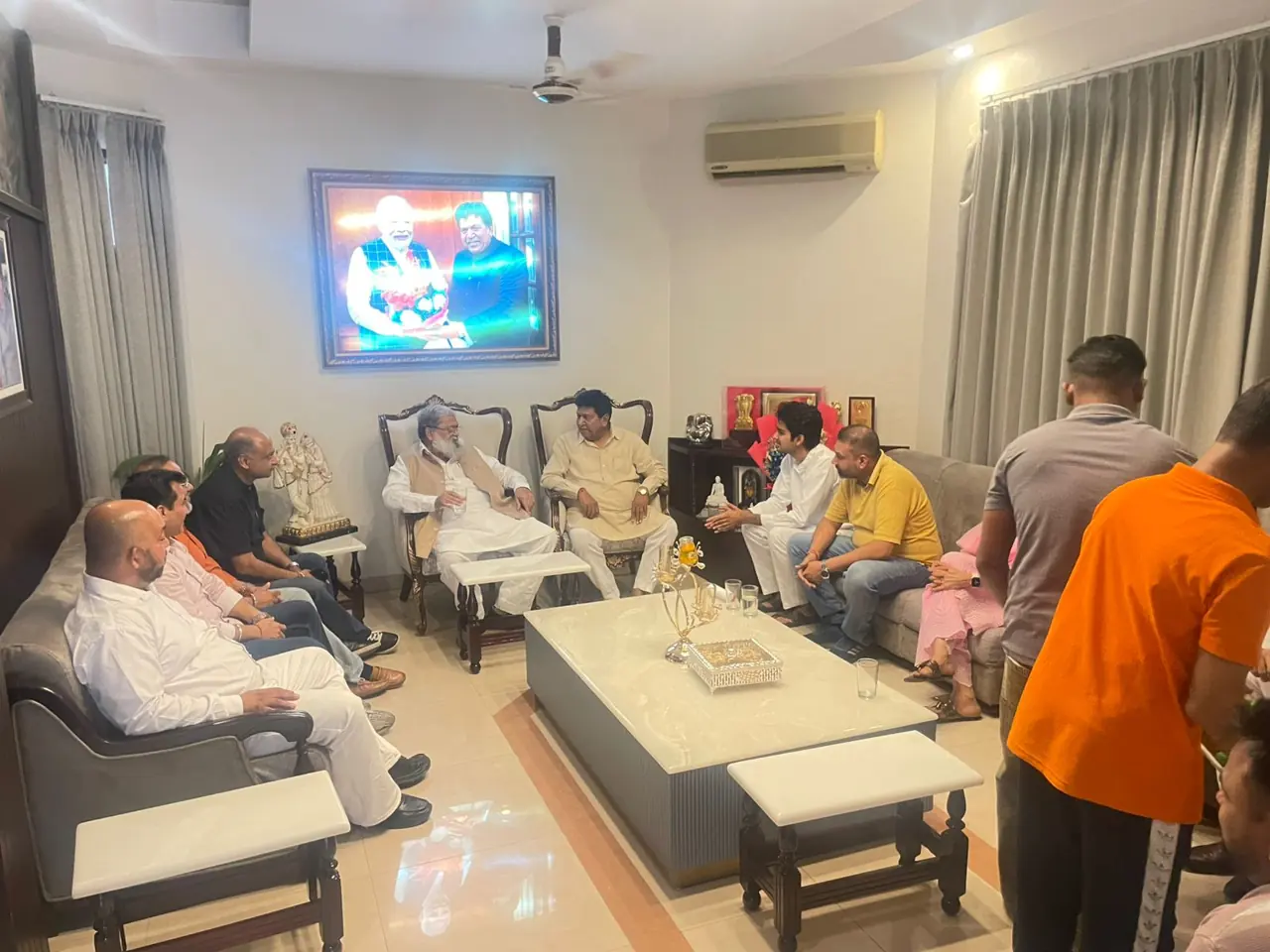 Anil Vij Blesses Councillor Parth Gupta on His Ward 6 Win in Panchkula — photo 3